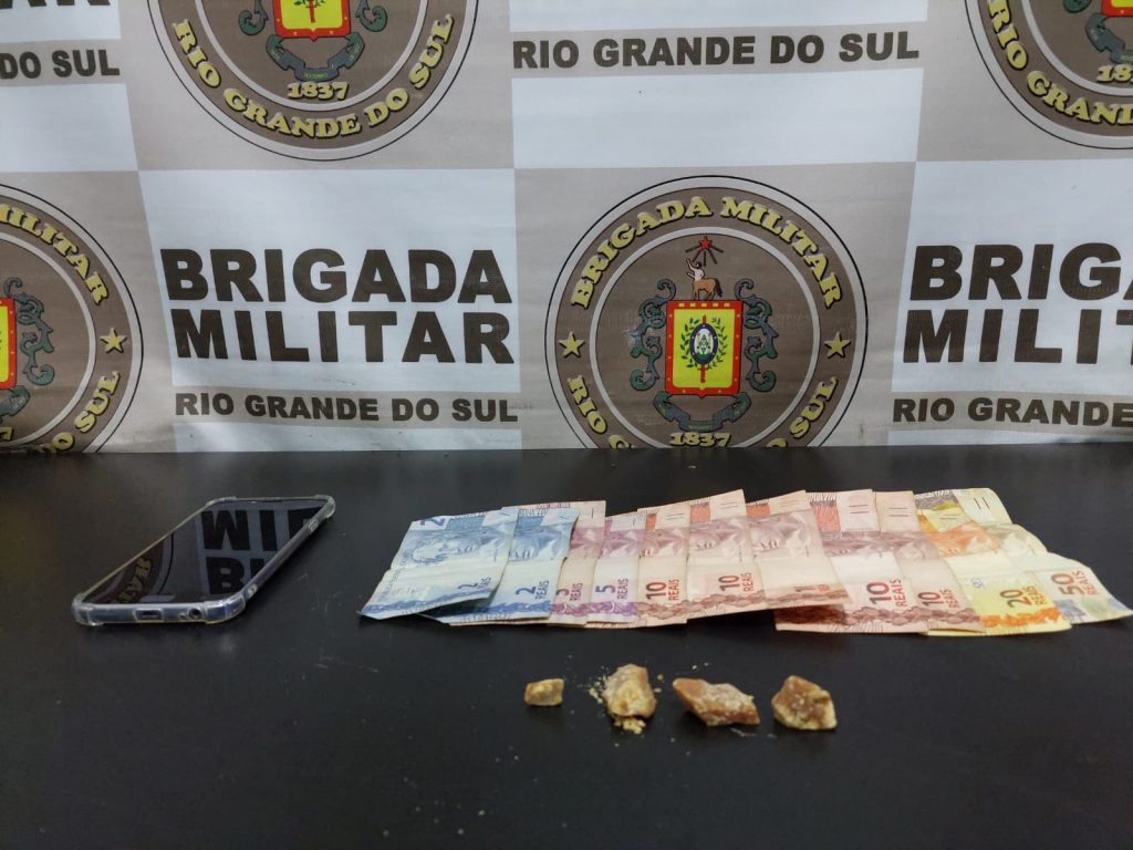 Indivíduo é preso pela BM com porções de crack e dinheiro na Rua Albino Lazaretti