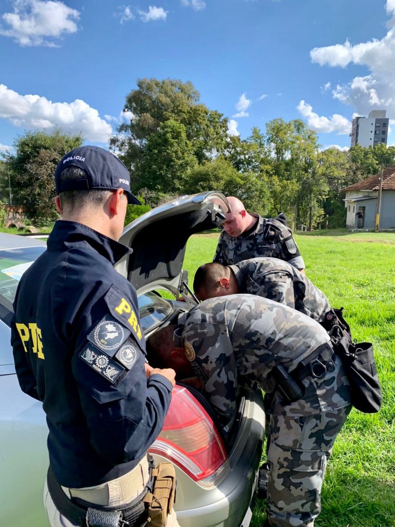 PRF promove instrução de enfrentamento ao tráfico de drogas e armas para BM e PC em Passo Fundo