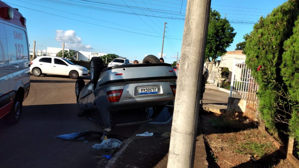 Invasão de preferencial resulta em capotamento no bairro Donária em PF