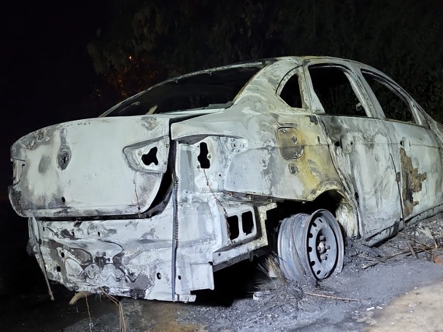 Veículo furtado é incendiado por criminosos no bairro Vera Cruz