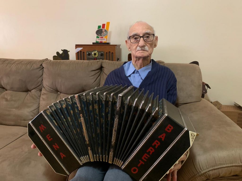 Aos 97 anos, Tio Mena destaca sua trajetória na música e a relação com o bandoneon