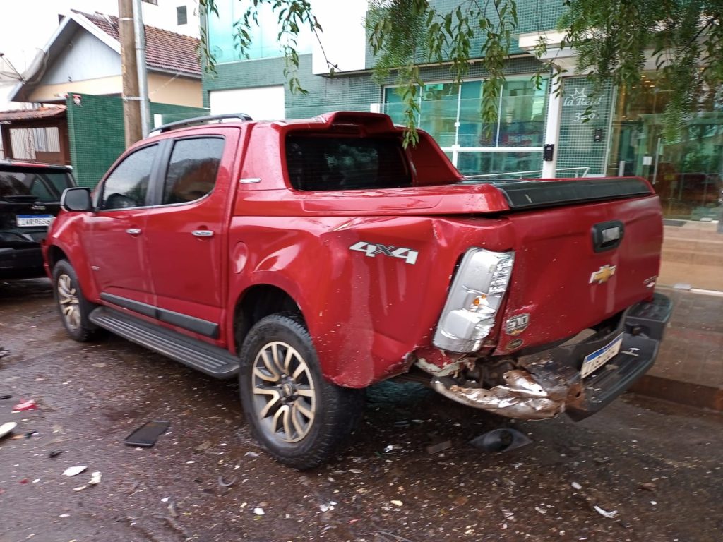 Dois veículos batidos chamam atenção em via pública, na Vila Rodrigues em Passo Fundo