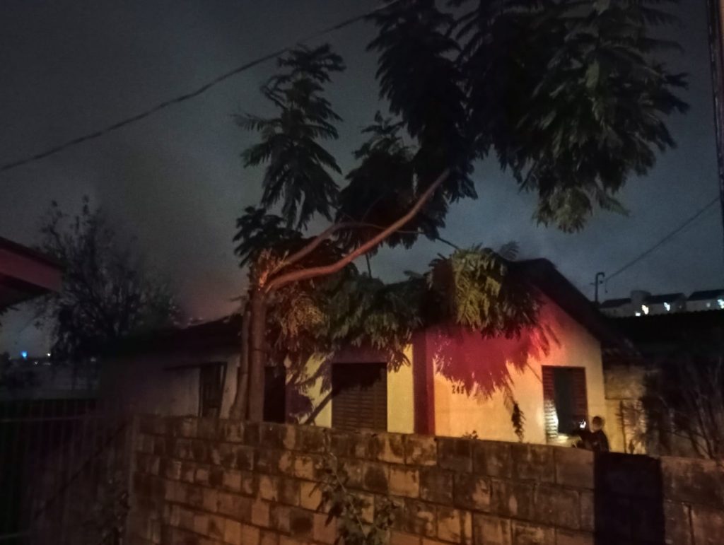 Incêndio é registrado na Rua Tônico Silva em Passo Fundo