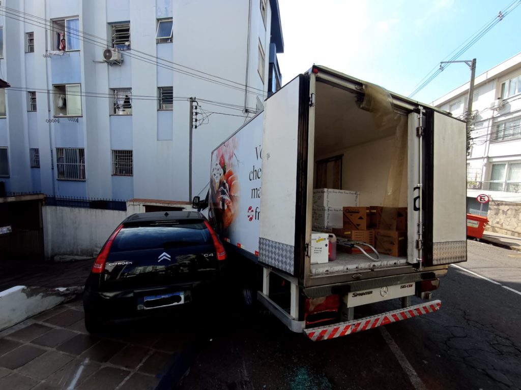 Caminhão estoura freios e atinge veículo na Rua Paissandú