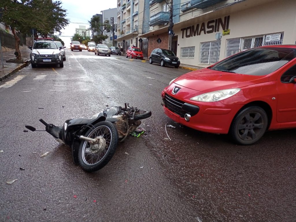 Motociclista fica ferida após ter a preferencial invadida na Vila Rodrigues