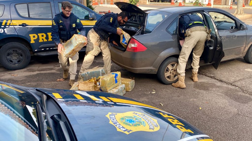 PRF prende casal com mais de 150 quilos de maconha em Passo Fundo