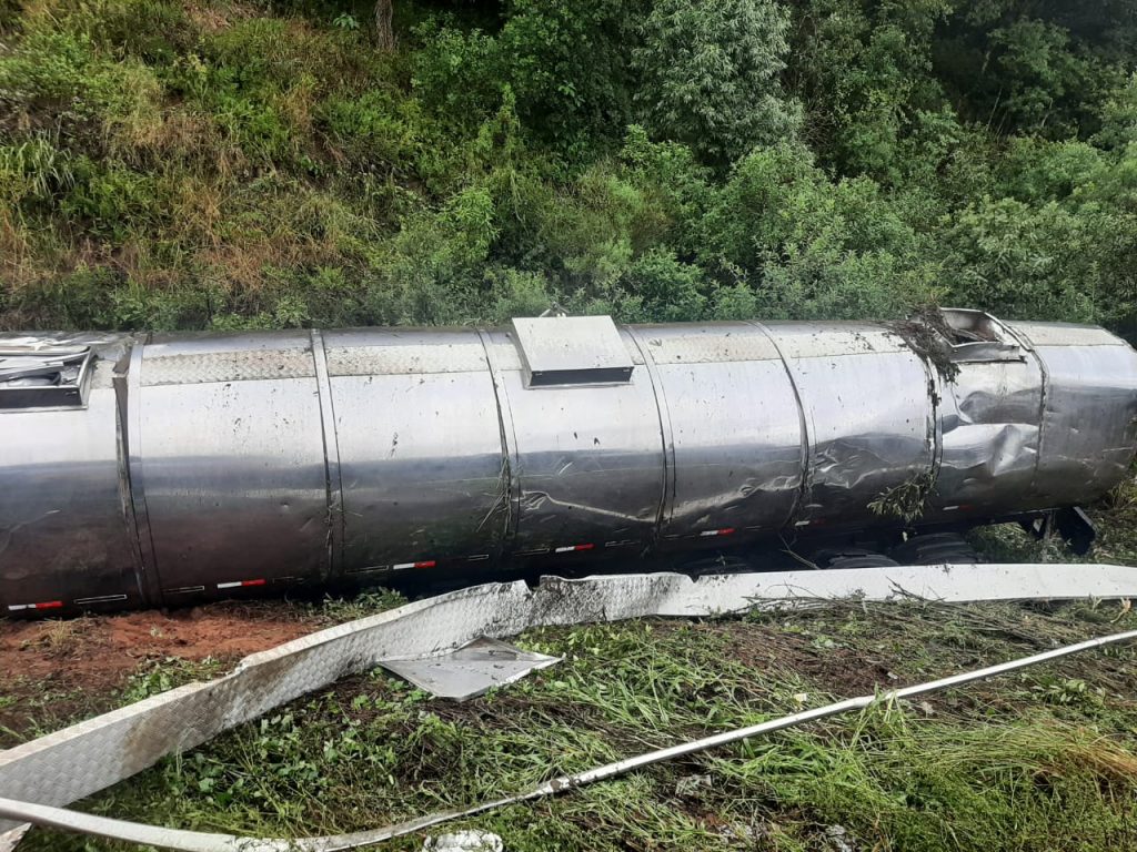 Carreta tanque tomba entre Sertão e Getúlio Vargas