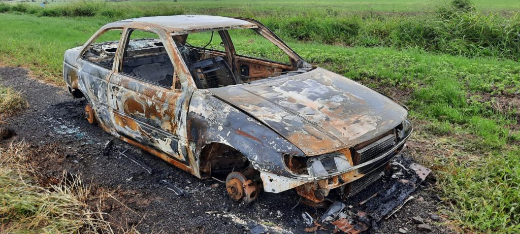 Carro em situação de furto é localizado queimado no interior de Passo Fundo