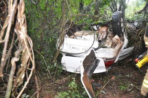 Homem passa mais de 40 horas preso dentro de carro capotado e sobrevive, em Tapera