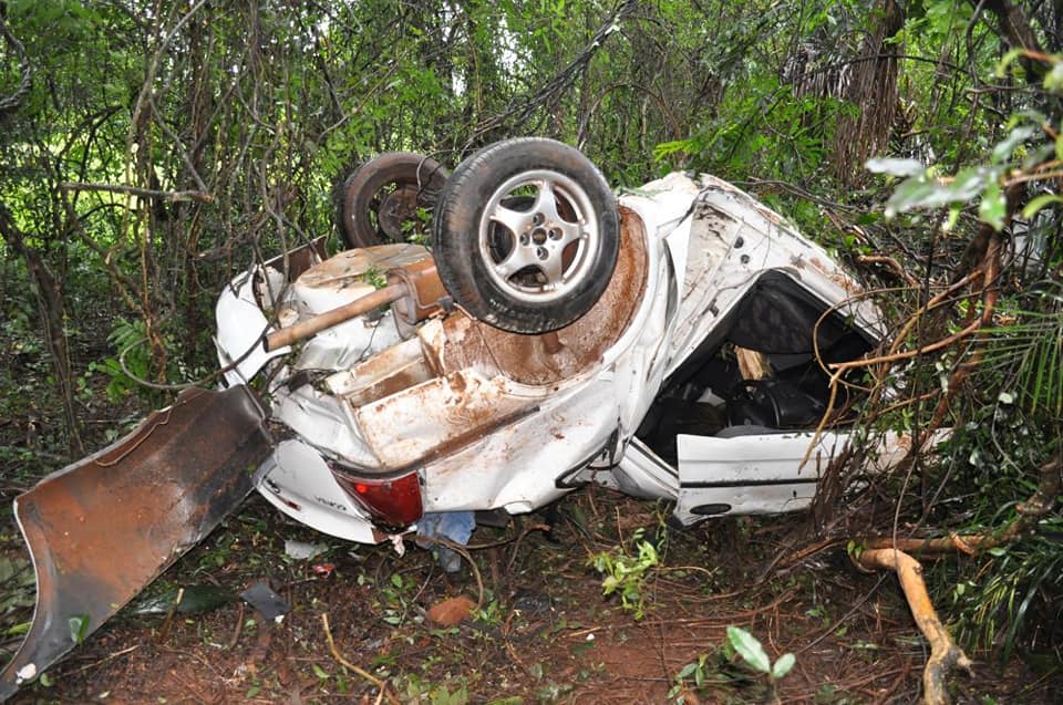 Homem passa mais de 40 horas preso dentro de carro capotado e sobrevive, em Tapera
