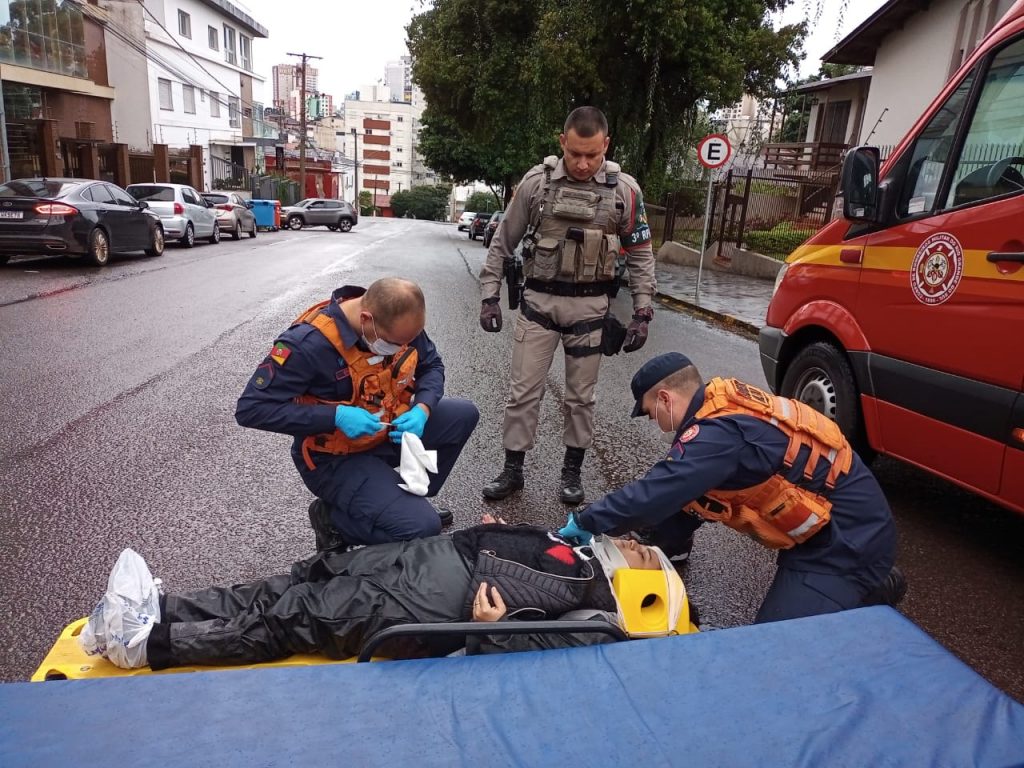 Motociclista fica ferida após ter a preferencial invadida na Vila Rodrigues