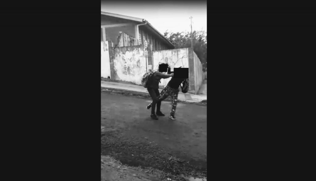 Meninas brigam em frente a escola na grande Vera Cruz