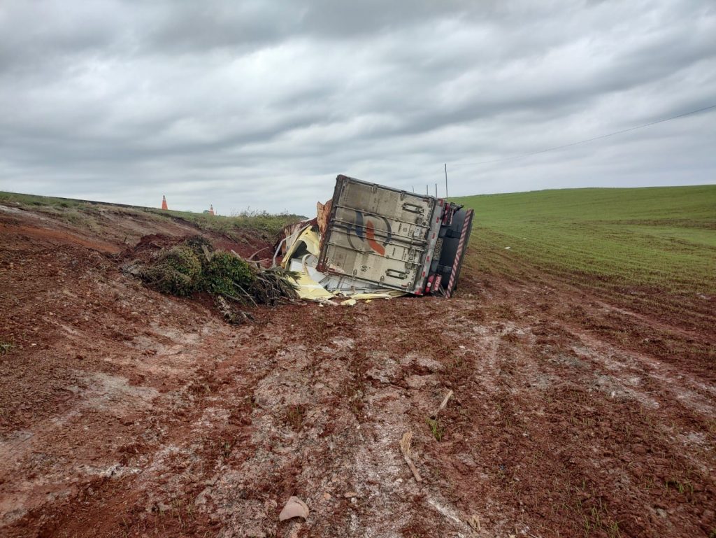 Argentino fica ferido após capotar caminhão na ERS-135 em Sertão