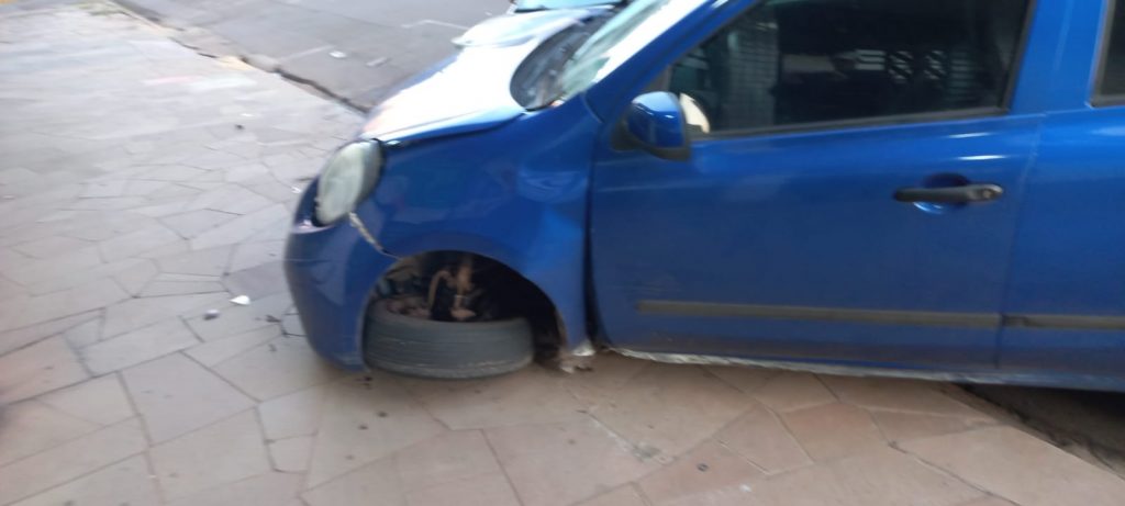 Motorista que transitava na contramão colide em veículo estacionado no Boqueirão