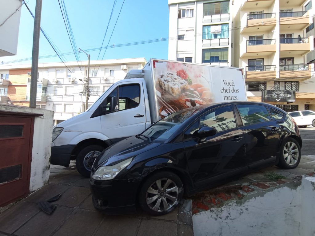 Caminhão estoura freios e atinge veículo na Rua Paissandú