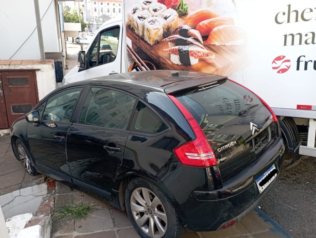 Caminhão estoura freios e atinge veículo na Rua Paissandú
