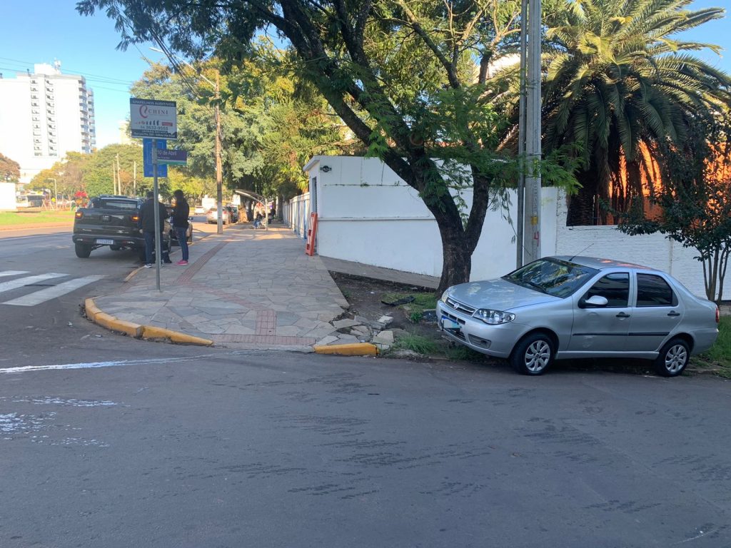 Dois acidentes de trânsito são registrados ao mesmo tempo no Bairro Boqueirão em Passo Fundo