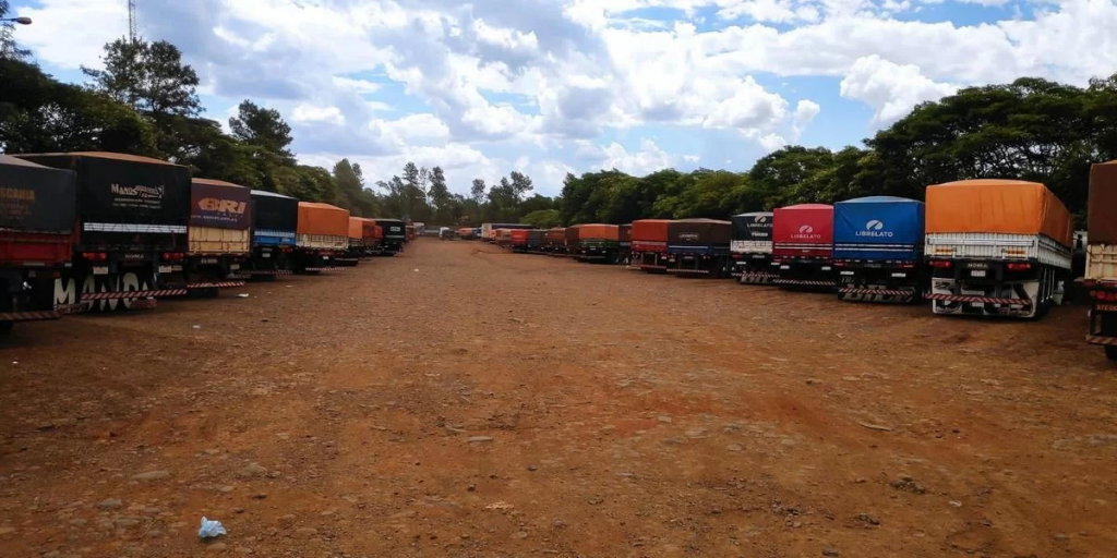 Caminhões com ração para aves demoram até 15 dias para serem liberados na fronteira com Paraguai e Asgav cobra solução imediata