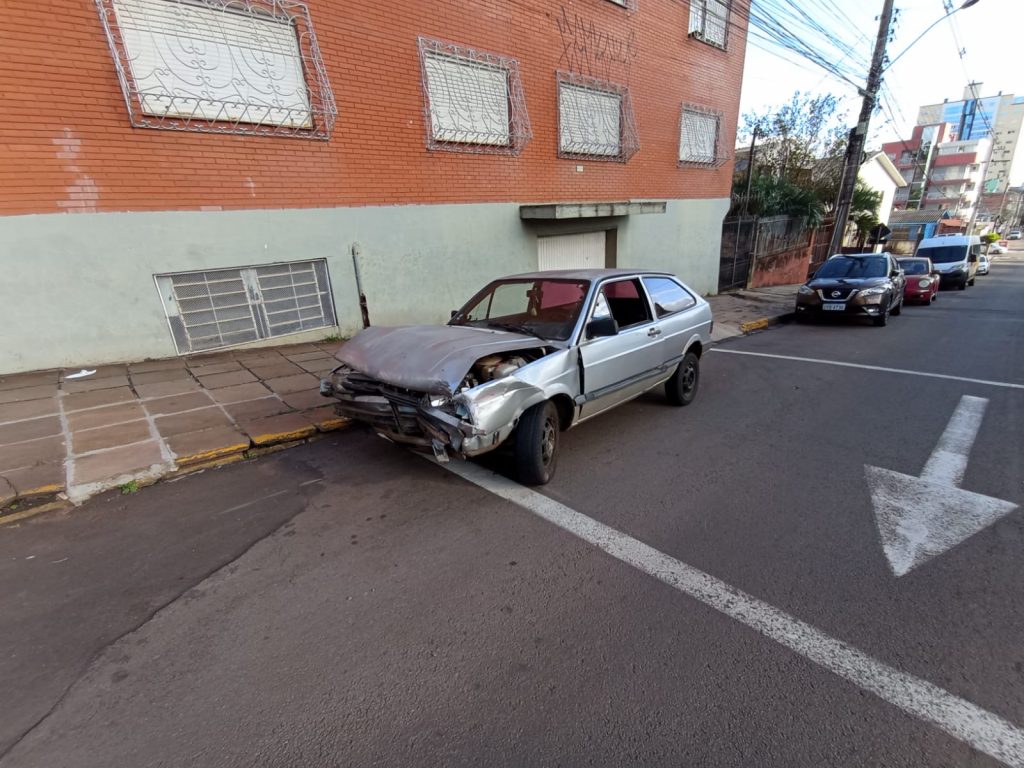 Idosa fica ferida após colisão entre dois carros na Paissandú com Mascarenhas