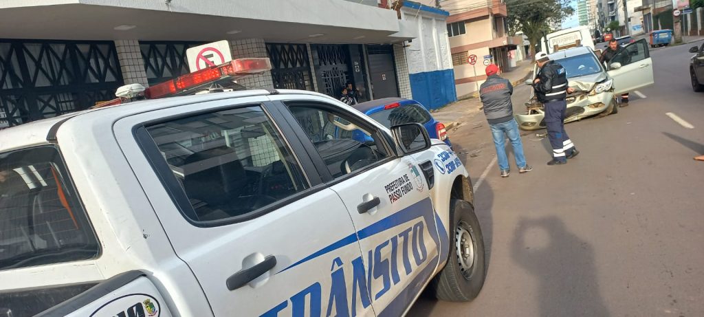 Motorista que transitava na contramão colide em veículo estacionado no Boqueirão