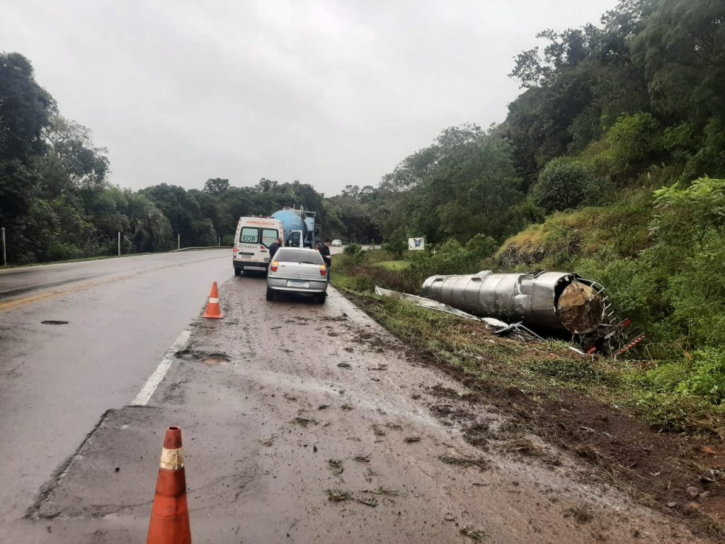 Carreta tanque tomba entre Sertão e Getúlio Vargas