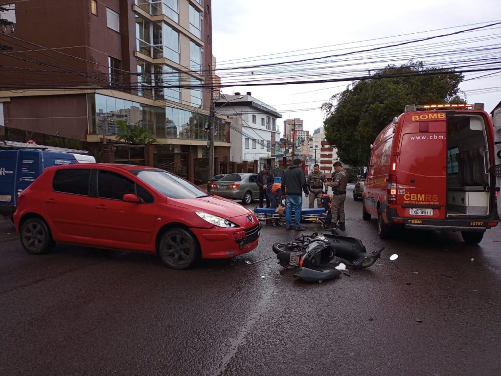 Motociclista fica ferida após ter a preferencial invadida na Vila Rodrigues