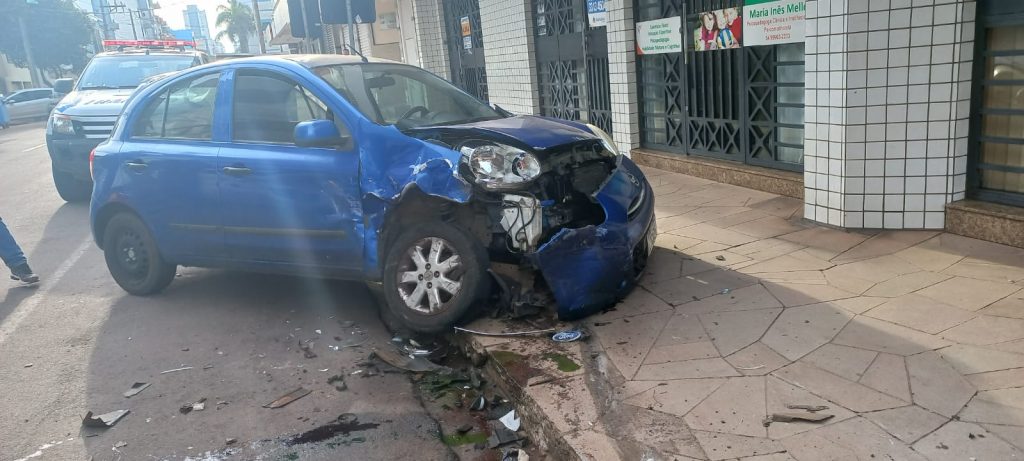 Motorista que transitava na contramão colide em veículo estacionado no Boqueirão