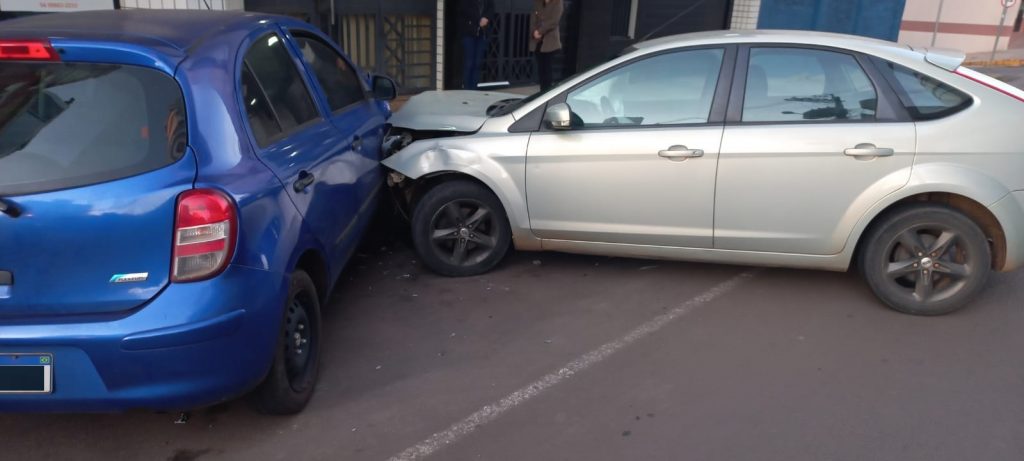 Motorista que transitava na contramão colide em veículo estacionado no Boqueirão