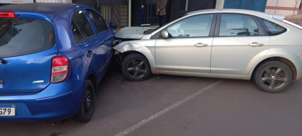Motorista que transitava na contramão colide em veículo estacionado no Boqueirão