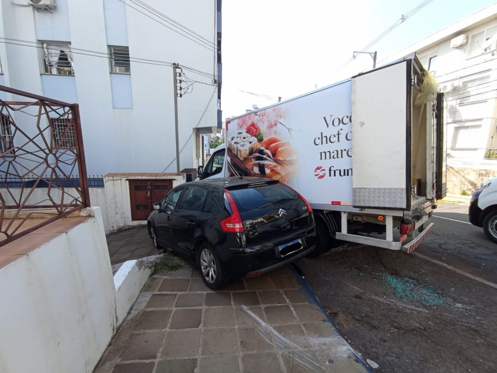 Caminhão estoura freios e atinge veículo na Rua Paissandú