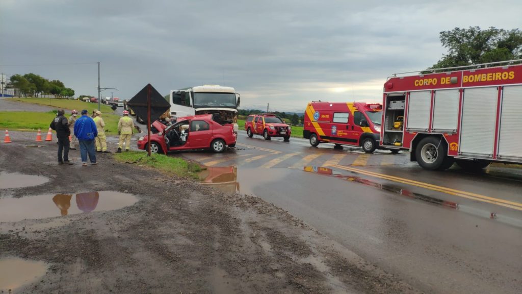 Caminhão com placas de Passo Fundo se envolve em acidente com morte no Paraná