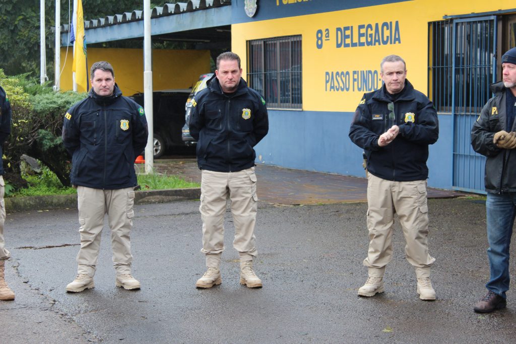 Policiais de Passo Fundo prestam homenagem a colegas mortos em serviço