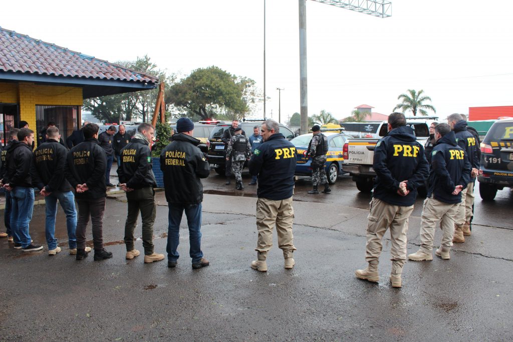 Policiais de Passo Fundo prestam homenagem a colegas mortos em serviço