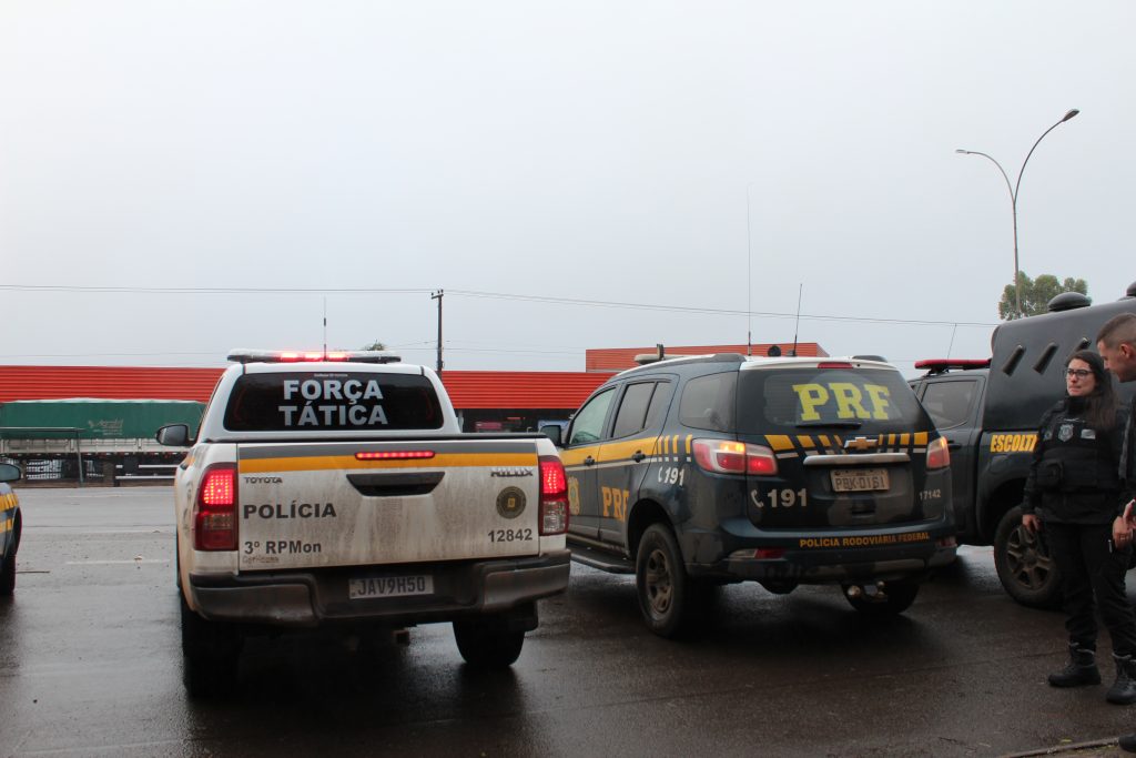 Policiais de Passo Fundo prestam homenagem a colegas mortos em serviço