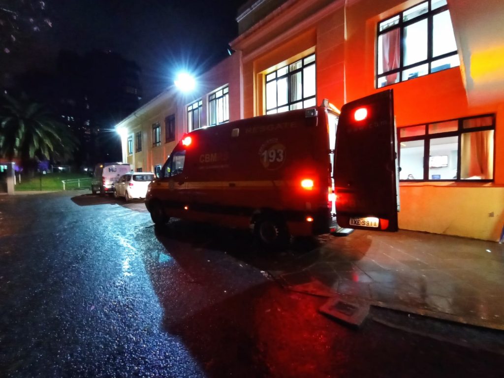 Homem é baleado em frente a residência em Passo Fundo
