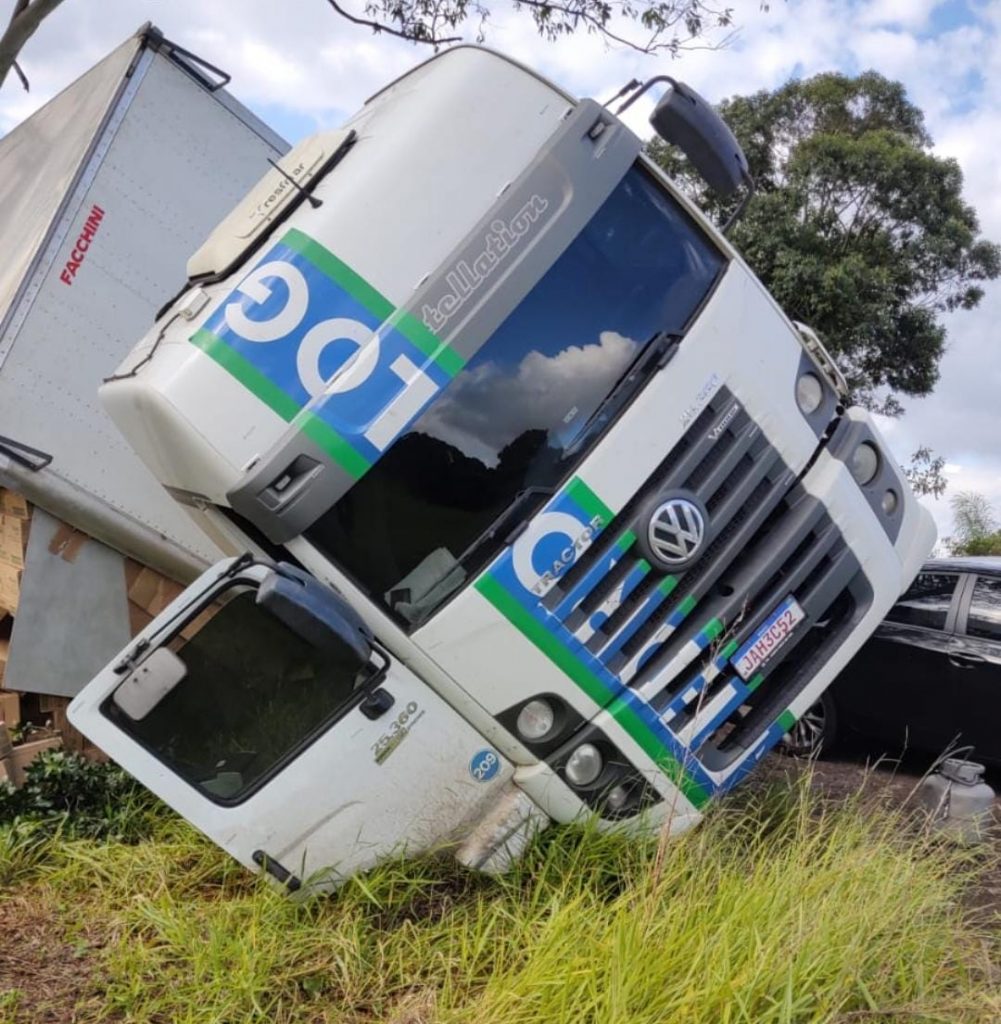 Carreta que tombou em Sertão é retirada da pista nesta segunda-feira