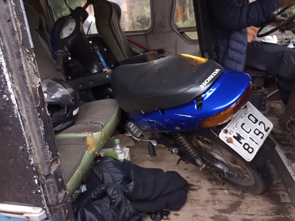Mãe e filho ficam feridos ao cair de moto no Bosque Lucas Araújo em Passo Fundo