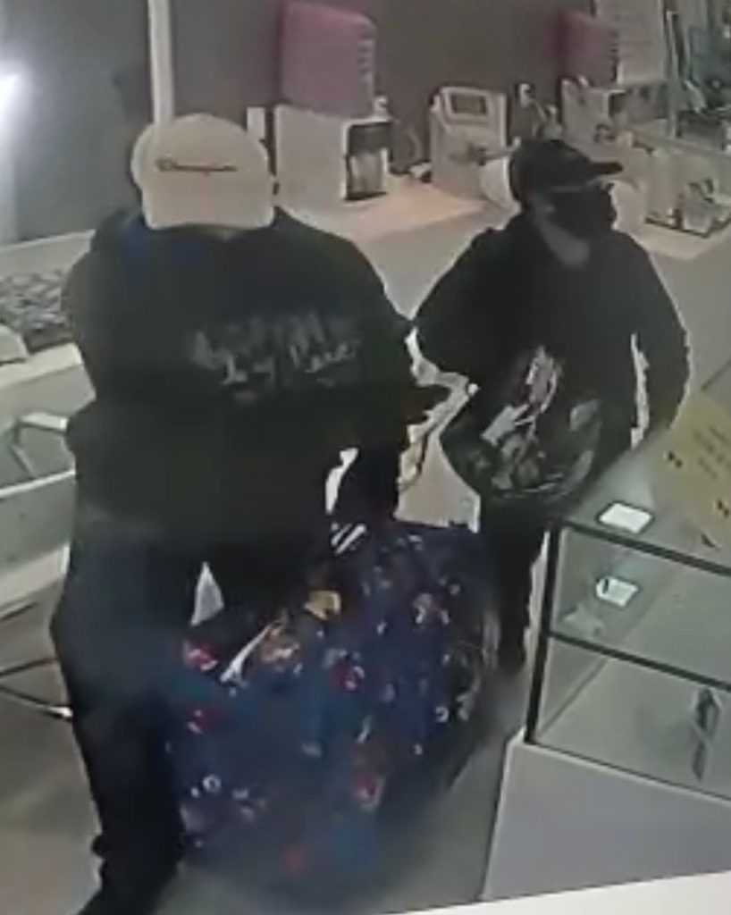 Bandidos armados assaltam joalheria no Centro de Passo Fundo