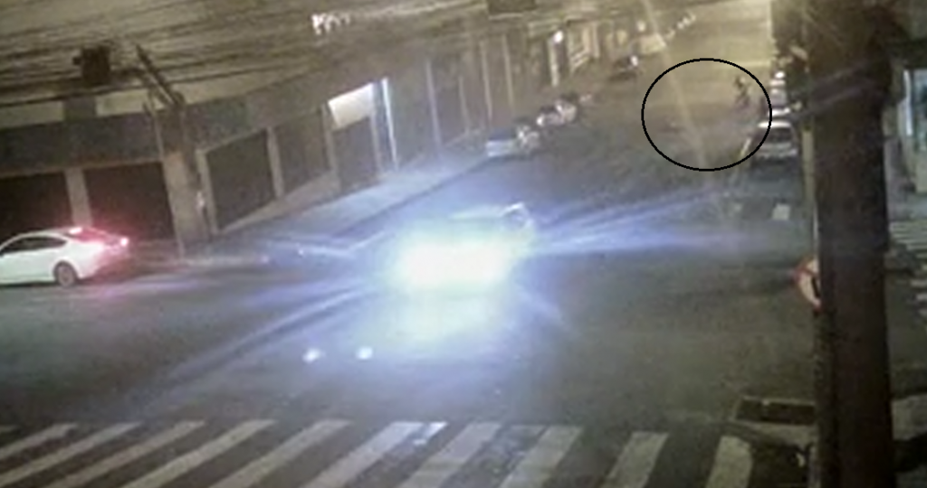 Confira o momento em que jovem é atropelada após briga no Centro de Passo Fundo