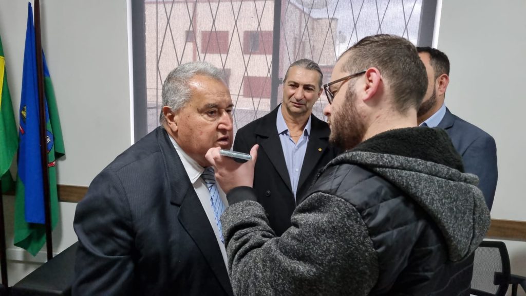 Ex-prefeito Fernando da Silva Machado Carrion é homenageado na Câmara de Vereadores
