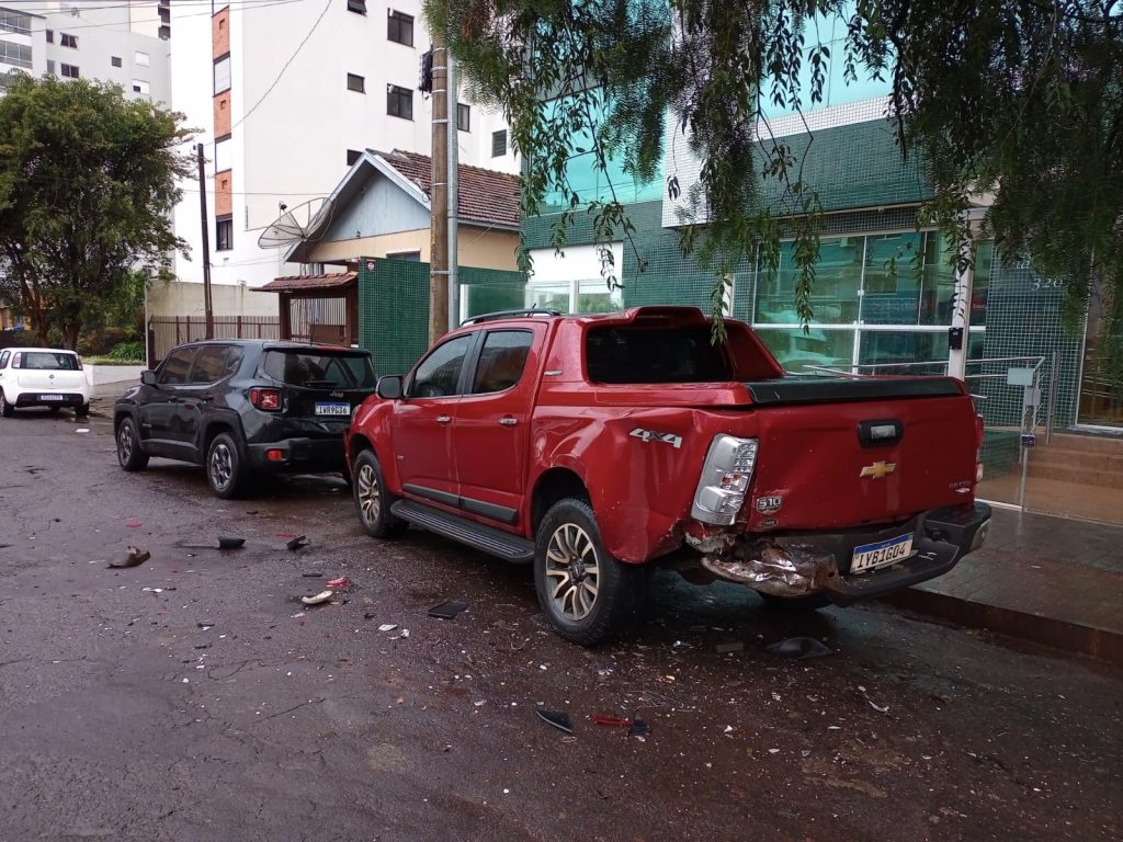 Dois veículos batidos chamam atenção em via pública, na Vila Rodrigues em Passo Fundo