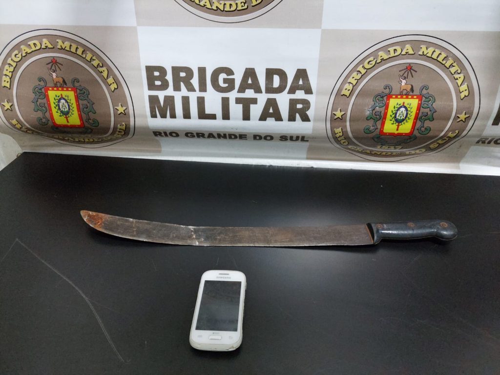 Homem é preso por ameaçar degolar a mulher com facão em Passo Fundo