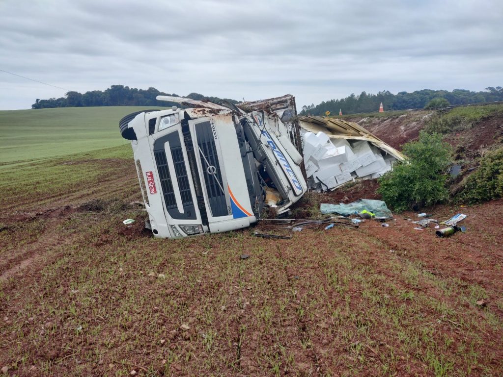 Argentino fica ferido após capotar caminhão na ERS-135 em Sertão