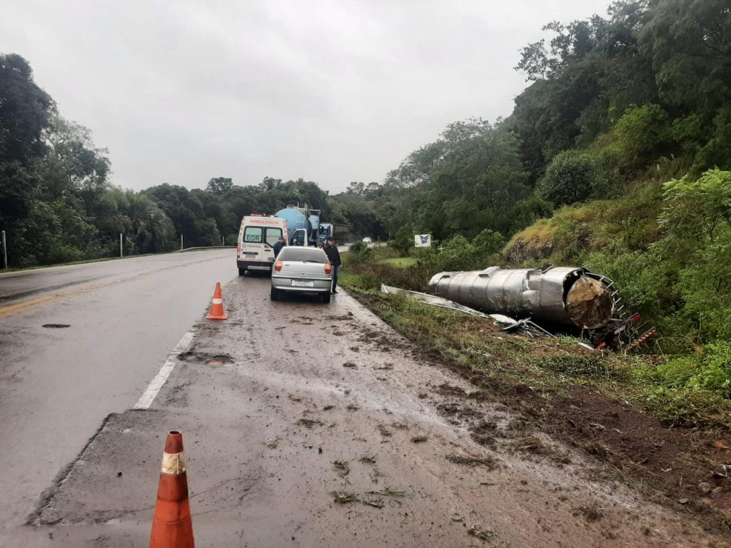 Carreta tanque tomba entre Sertão e Getúlio Vargas