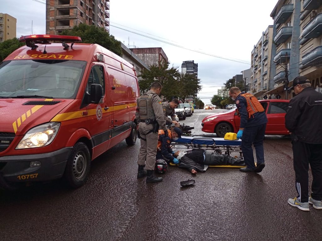 Motociclista fica ferida após ter a preferencial invadida na Vila Rodrigues