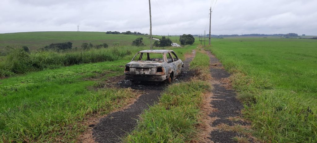 Carro em situação de furto é localizado queimado no interior de Passo Fundo