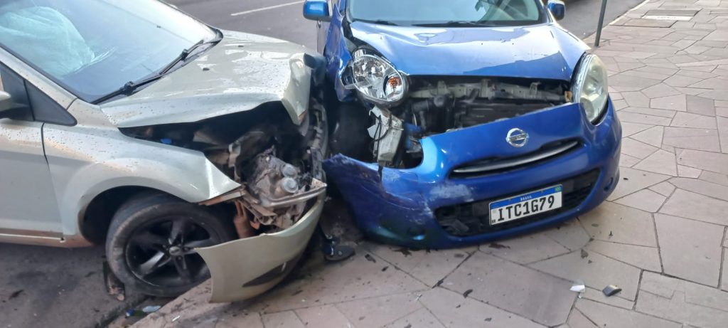 Motorista que transitava na contramão colide em veículo estacionado no Boqueirão