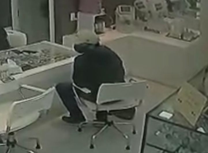 Bandidos armados assaltam joalheria no Centro de Passo Fundo