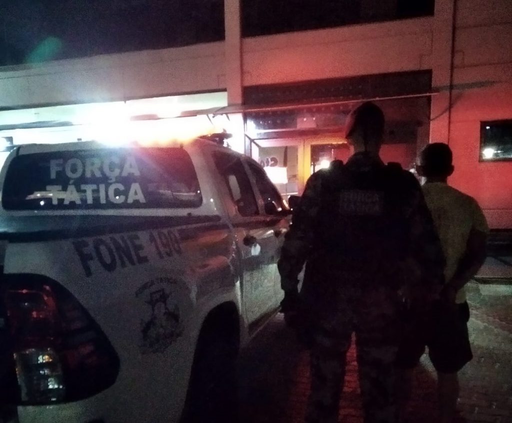 Homem com mandado de prisão é localizado pela Força Tática na Rua Lava Pés na Operária