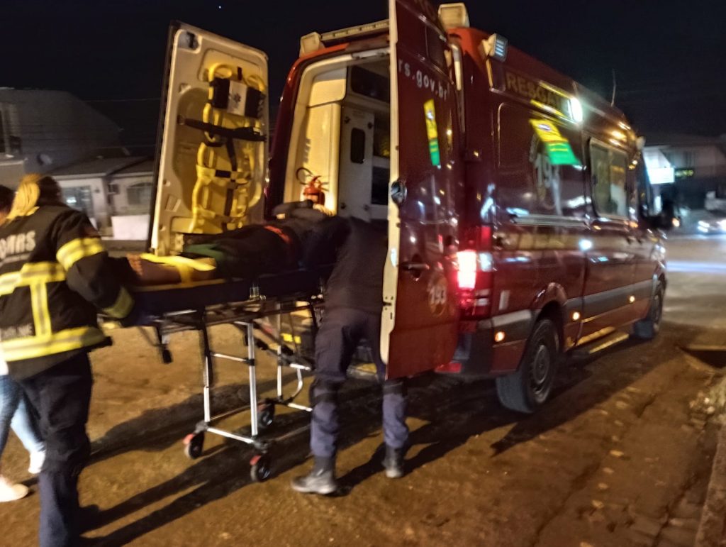 Motociclista fica ferido após colidir na traseira de carro no bairro Vera Cruz